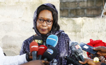 𝐃𝐄𝐂𝐄𝐒 𝐃𝐄 𝐌’𝐌𝐀𝐇 𝐒𝐘𝐋𝐋𝐀 – 𝐋𝐄 𝐆𝐎𝐔𝐕𝐄𝐑𝐍𝐄𝐌𝐄𝐍𝐓 𝐏𝐑𝐄𝐒𝐄𝐍𝐓𝐄 𝐒𝐄𝐒 𝐂𝐎𝐍𝐃𝐎𝐋𝐄𝐀𝐍𝐂𝐄𝐒 𝐀 𝐋𝐀 𝐅𝐀𝐌𝐈𝐋𝐋𝐄 𝐃𝐄 𝐋’𝐈𝐋𝐋𝐔𝐒𝐓𝐑𝐄 𝐃𝐈𝐒𝐏𝐀𝐑𝐔𝐄