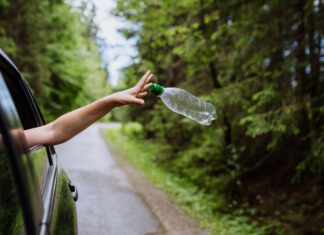 Environnement : 27% des français jettent encore leurs déchets par la fenêtre de leur voiture