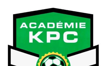 L’académie KPC impressionne le public de Guingamp (France) et souligne l’importance de l’éducation dans le football.