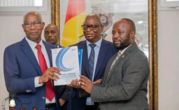 Le Ministre Faya François Brourouno remet officiellement la Charte Nationale du Dialogue Social et Rapport Annuel du CNDS au Premier Ministre