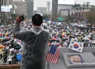 Tensions à Séoul : des milliers de manifestants protestent contre la destitution de l’ex-président Yoon Suk Yeol