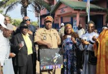 Culture: Le Ministre Moussa Moïse offre des titres de prise en charge sanitaire à six (06) artistes de Kakandé