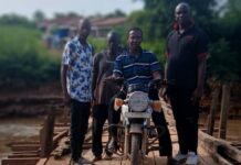 Boké: Mise en service du pont en bois reliant le quartier Lambanyi aux Secteurs Kissassy et Modoriya