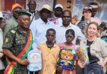 Boké: La COBAD-RUSAL fait don de kits scolaires aux élèves des écoles élémentaires de Kamsar et de Sangarédi