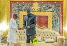 Palais Mohammed V : Yaya Kaïraba Kaba, le Garde des Sceaux, ministre de la Justice et des Droits de l’Homme, présente le Sceau officiel de la République au President Doumbouya