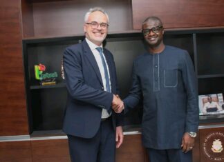Guinée : le Garde des Sceaux, reçoit l’Ambassadeur de France pour une visite de courtoisie