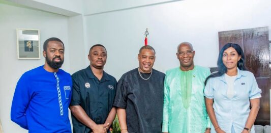 Conakry : Hammadoun Sidibé reçu par le Premier ministre pour la promotion du basketball en Guinée