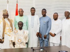 Conakry : le Premier Ministre reçoit le Khalife de Bambilor pour des échanges sur le dialogue interreligieux