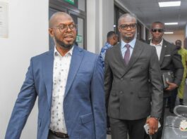 VISITE DU GARDE DES SCEAUX AU TRIBUNAL DU TRAVAIL DE CONAKRY :PLAIDOYER POUR LE RENFORCEMENT D’UNE JURIDICTION STRATÉGIQUE DE LA JUSTICE SOCIALE