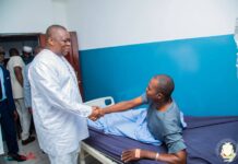 Conakry : le ministre de la Pêche au chevet des blessés après le drame de Boffa