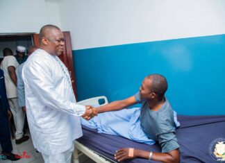 Conakry : le ministre de la Pêche au chevet des blessés après le drame de Boffa