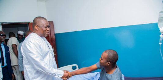 Conakry : le ministre de la Pêche au chevet des blessés après le drame de Boffa