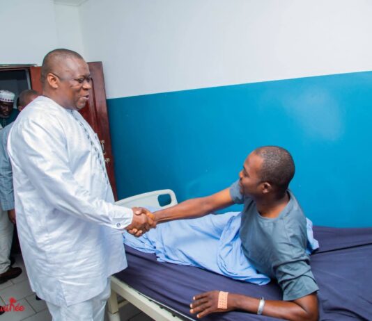 Conakry : le ministre de la Pêche au chevet des blessés après le drame de Boffa