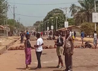 Boffa sous tension : des barricades paralysent la circulation après des coupures d’électricité