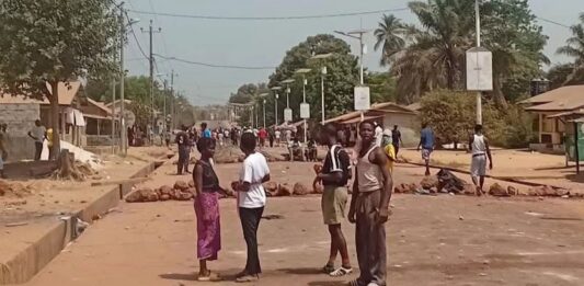 Boffa sous tension : des barricades paralysent la circulation après des coupures d’électricité