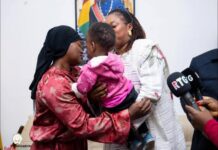 Retrouvailles émouvantes à Conakry : la fille de Mme Mariam Soumah enfin réunie à sa mère