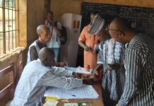 Élections législatives et communales du 31 mai 2026 : le gouverneur de Faranah accomplit son devoir civique et appelle à une participation massive