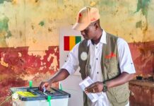 Boffa : le préfet Mamadou Ciré Bah vote et supervise le déroulement du double scrutin