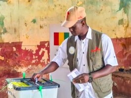 Boffa : le préfet Mamadou Ciré Bah vote et supervise le déroulement du double scrutin