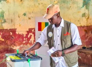 Boffa : le préfet Mamadou Ciré Bah vote et supervise le déroulement du double scrutin