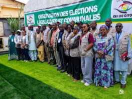 Élections législatives et communales : le chef de la mission de la CEDEAO visite plusieurs bureaux de vote à Conakry