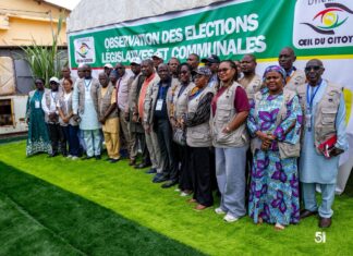 Élections législatives et communales : le chef de la mission de la CEDEAO visite plusieurs bureaux de vote à Conakry