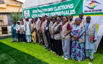 Élections législatives et communales : le chef de la mission de la CEDEAO visite plusieurs bureaux de vote à Conakry