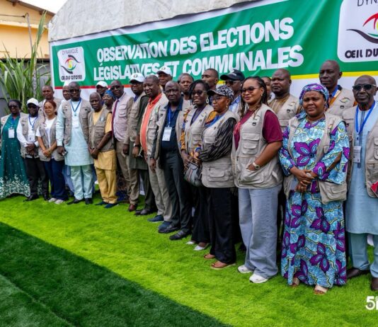 Élections législatives et communales : le chef de la mission de la CEDEAO visite plusieurs bureaux de vote à Conakry