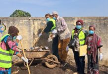 Boké : l’Inspection régionale de la Femme, de la Famille et des Solidarités célèbre la Journée de l’Enfant africain par l’assainissement de l’école élémentaire de Gorèye