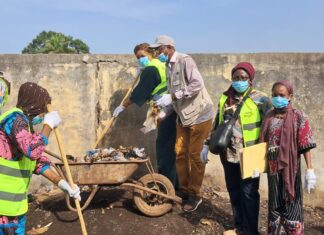 Boké : l’Inspection régionale de la Femme, de la Famille et des Solidarités célèbre la Journée de l’Enfant africain par l’assainissement de l’école élémentaire de Gorèye
