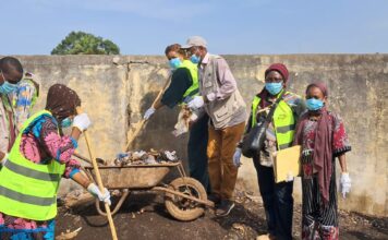 Boké : l’Inspection régionale de la Femme, de la Famille et des Solidarités célèbre la Journée de l’Enfant africain par l’assainissement de l’école élémentaire de Gorèye