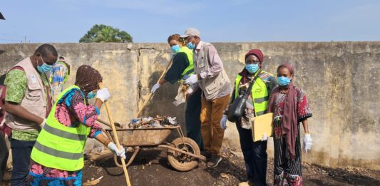 Boké : l’Inspection régionale de la Femme, de la Famille et des Solidarités célèbre la Journée de l’Enfant africain par l’assainissement de l’école élémentaire de Gorèye
