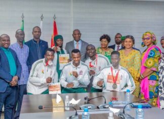 Sambo : le Premier ministre Amadou Oury Bah célèbre les champions d’Afrique et réaffirme le soutien de l’État au sport