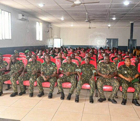 Forces armées guinéennes : l’État-major sensibilise les militaires aux risques liés aux réseaux sociaux