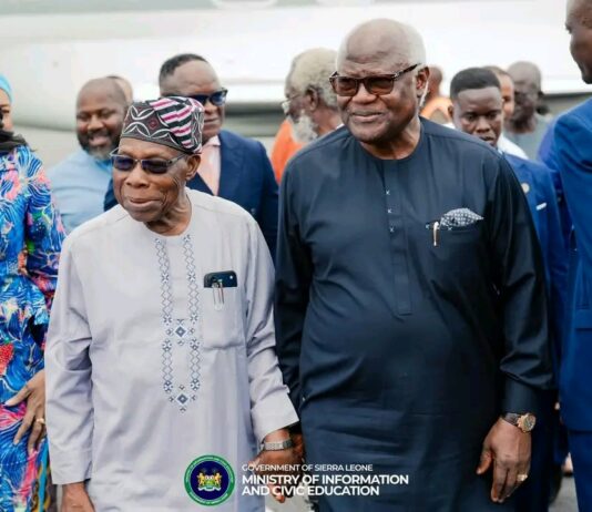 Après l’abandon des poursuites, Ernest Bai Koroma regagne la Sierra Leone