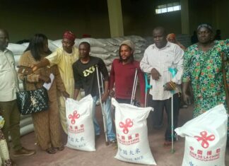 Boké – Humanitaire : la Chine offre 2 450 sacs de riz aux populations vulnérables de la région