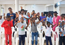 Conakry : une ambiance pleine de joie chez les enfants avant la cérémonie de remise des fournitures scolaires