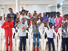 Conakry : une ambiance pleine de joie chez les enfants avant la cérémonie de remise des fournitures scolaires