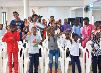 Conakry : une ambiance pleine de joie chez les enfants avant la cérémonie de remise des fournitures scolaires