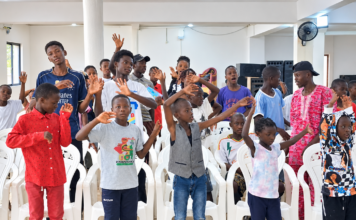 Conakry : une ambiance pleine de joie chez les enfants avant la cérémonie de remise des fournitures scolaires
