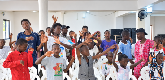 Conakry : une ambiance pleine de joie chez les enfants avant la cérémonie de remise des fournitures scolaires