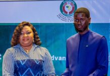 LE PRÉSIDENT DE LA CONFÉRENCE DES CHEFS D’ÉTAT ET DE GOUVERNEMENT DE LA CEDEAO, SON EXCELLENCE BASSIROU DIOMAYE FAYE, EFFECTUE UNE VISITE OFFICIELLE À LA COUR DE JUSTICE DE LA CEDEAO
