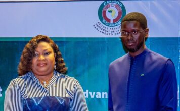 LE PRÉSIDENT DE LA CONFÉRENCE DES CHEFS D’ÉTAT ET DE GOUVERNEMENT DE LA CEDEAO, SON EXCELLENCE BASSIROU DIOMAYE FAYE, EFFECTUE UNE VISITE OFFICIELLE À LA COUR DE JUSTICE DE LA CEDEAO