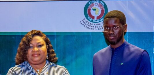 LE PRÉSIDENT DE LA CONFÉRENCE DES CHEFS D’ÉTAT ET DE GOUVERNEMENT DE LA CEDEAO, SON EXCELLENCE BASSIROU DIOMAYE FAYE, EFFECTUE UNE VISITE OFFICIELLE À LA COUR DE JUSTICE DE LA CEDEAO