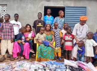 Boké/Société : l’ONG Vision Jeune pour le Développement offre des kits scolaires et des vêtements à des orphelins scolarisés
