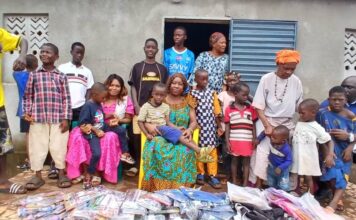 Boké/Société : l’ONG Vision Jeune pour le Développement offre des kits scolaires et des vêtements à des orphelins scolarisés
