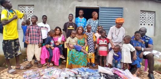 Boké/Société : l’ONG Vision Jeune pour le Développement offre des kits scolaires et des vêtements à des orphelins scolarisés