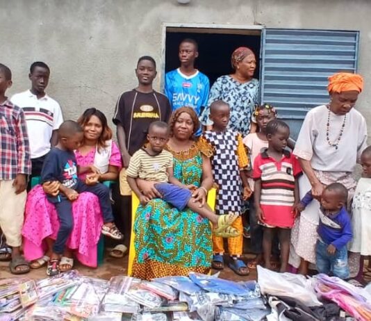 Boké/Société : l’ONG Vision Jeune pour le Développement offre des kits scolaires et des vêtements à des orphelins scolarisés