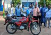 Boké : des motos neuves pour deux chargés d’études de la Direction préfectorale des Mines et de la Géologie