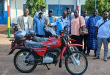 Boké : des motos neuves pour deux chargés d’études de la Direction préfectorale des Mines et de la Géologie